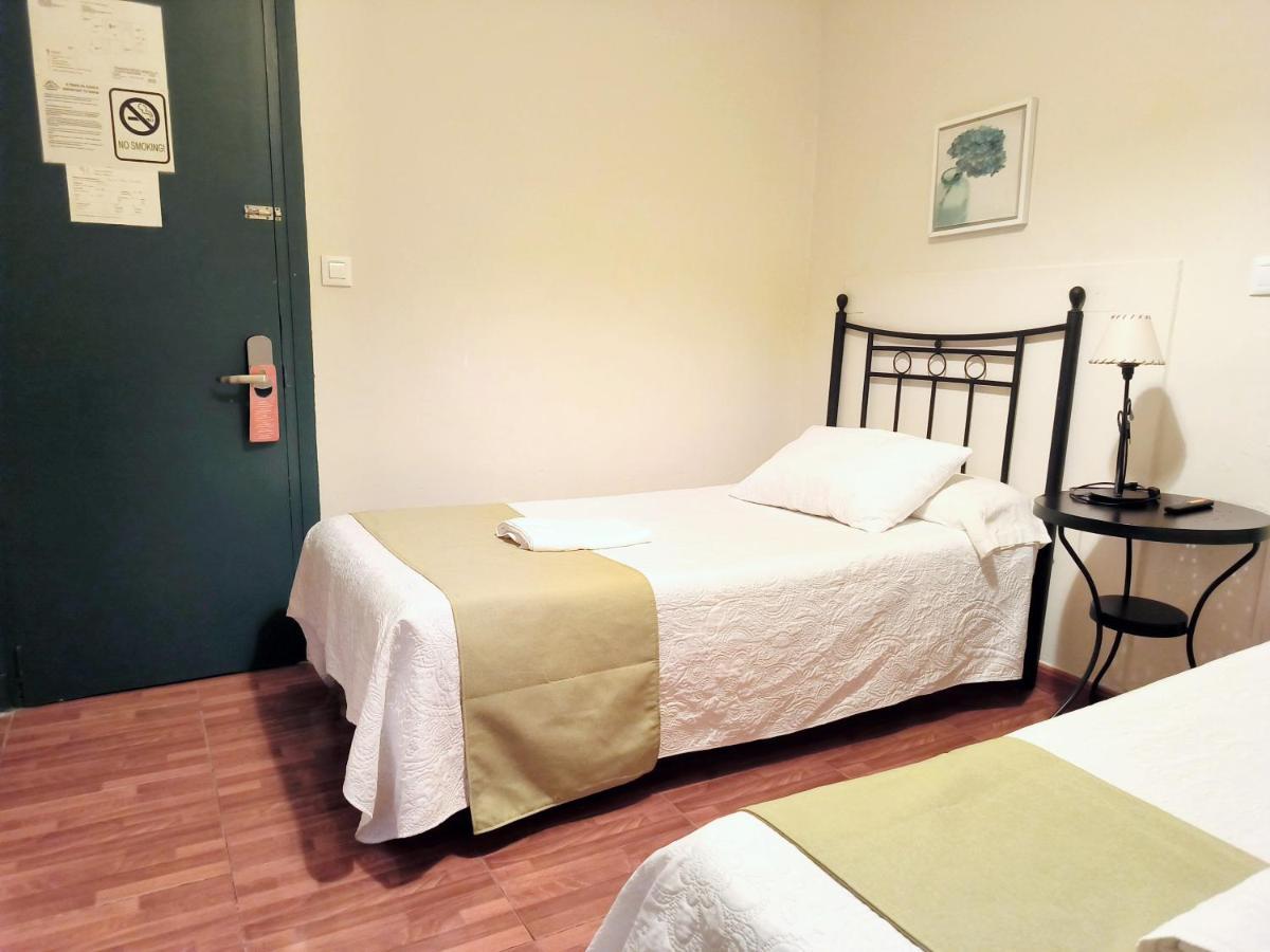 Pension Perez Montilla Sevilla Buitenkant foto