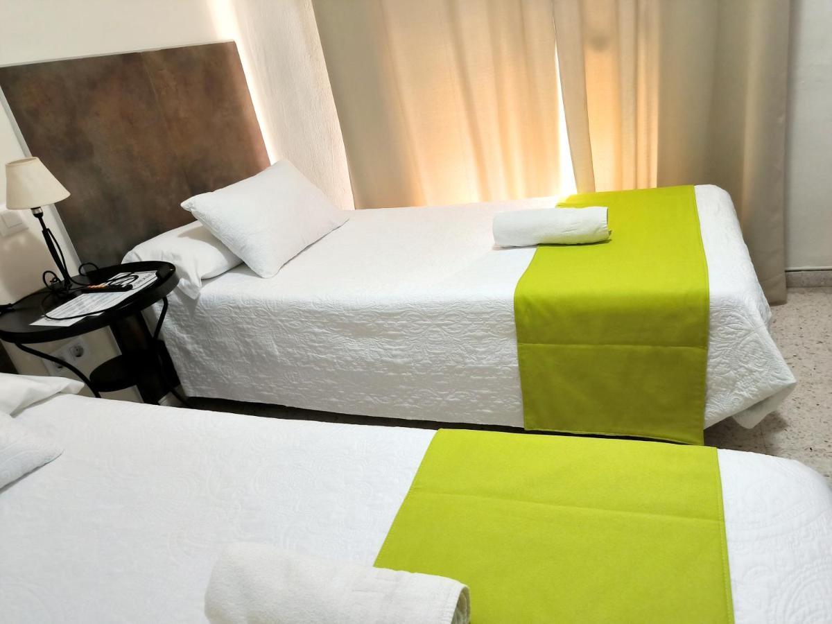 Pension Perez Montilla Sevilla Buitenkant foto