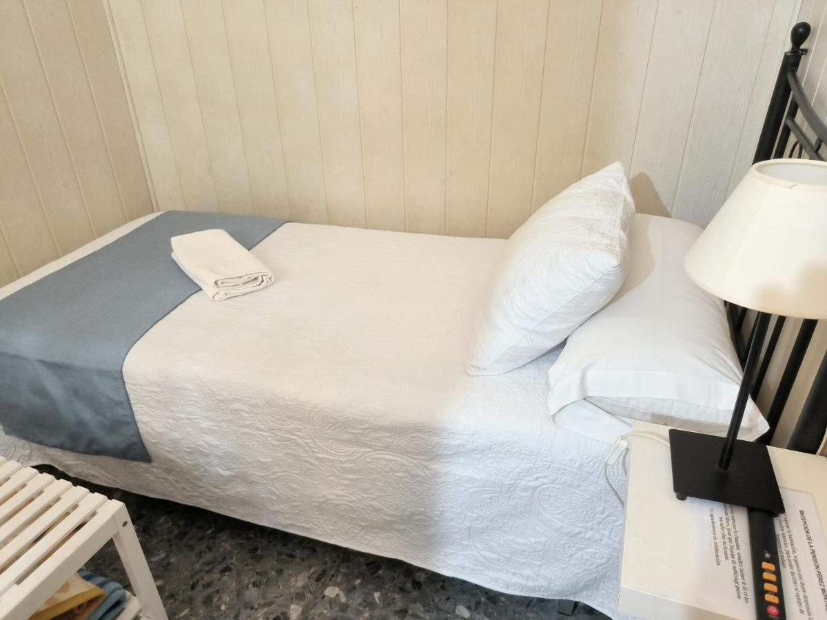 Pension Perez Montilla Sevilla Buitenkant foto